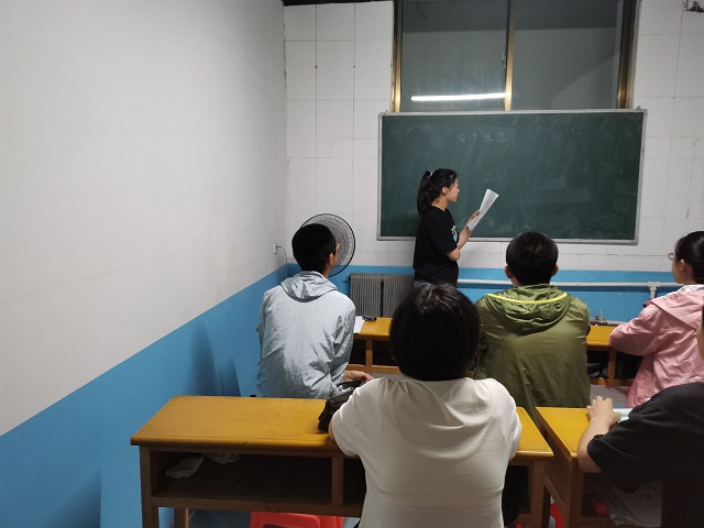侯纪元同学讲课精彩瞬间.jpg